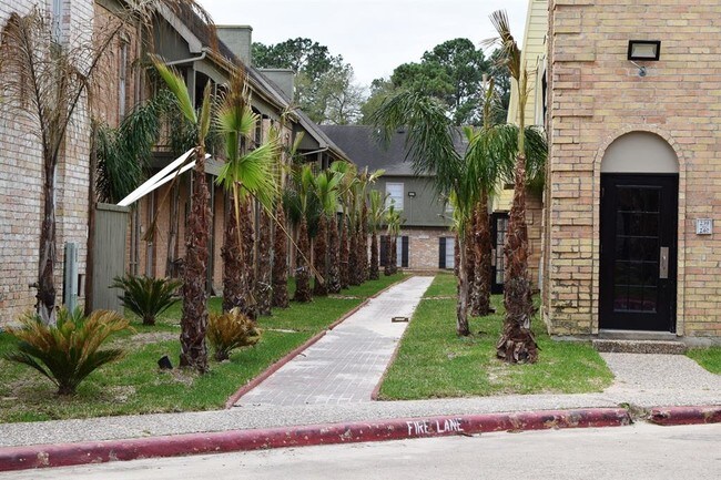 Building Photo - 14814 Perthshire Rd