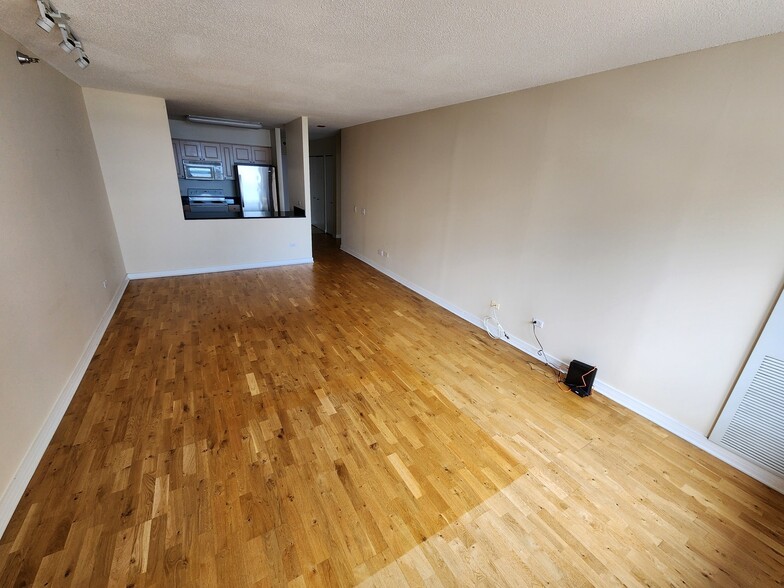 Building Photo - 512 N McClurg Ct