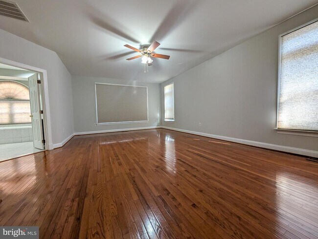 Building Photo - 6441 Lake Meadow Dr