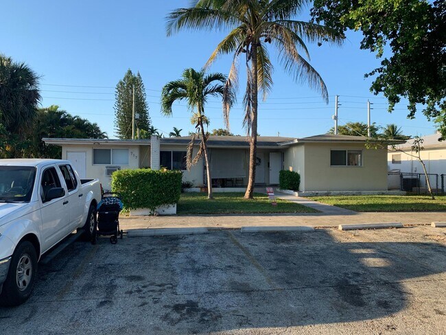 Interior Photo - 717 NE 10 ST, APT 3 Hallandale, FL 33009