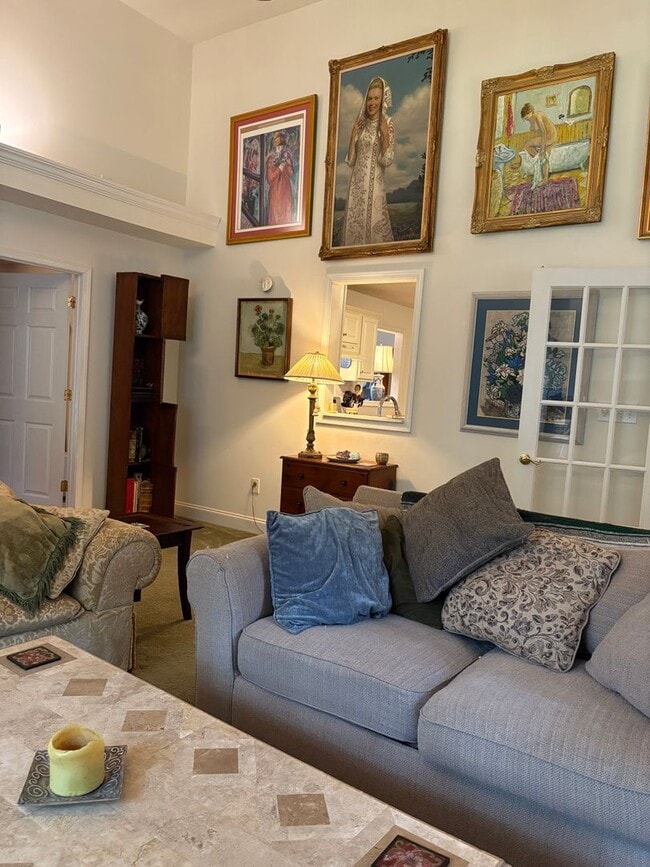 Building Photo - Large, private home in Rivercliff