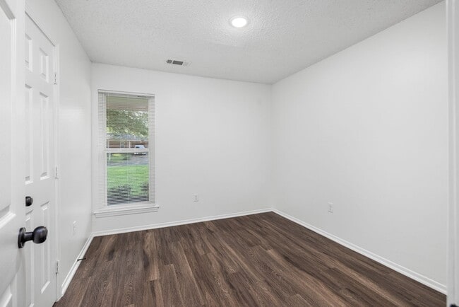 Building Photo - 3 bedroom, 2 bath recently updated in Horn...