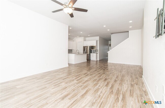 Building Photo - 308 Saturnia Dr