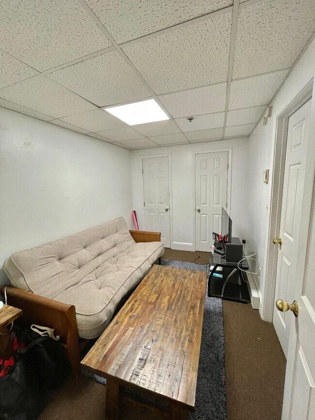 Building Photo - Brookline 3 Bed / 2 Bath – Garden Unit – Brownstone Charm – 9/1 Move-In