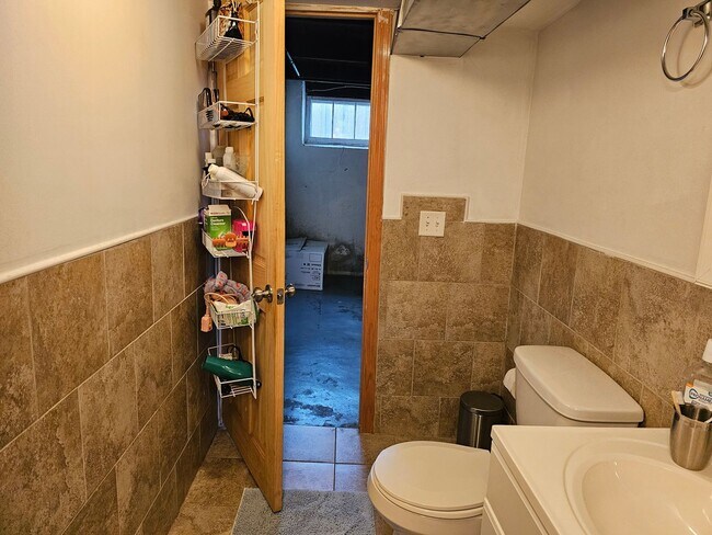 Building Photo - 4 bedroom House Close to U of M! Leasing for Fall 2026!