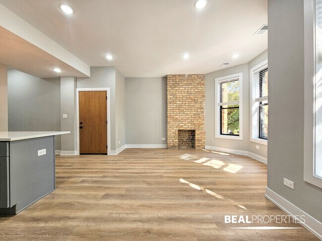 Building Photo - 438 W Belden Ave