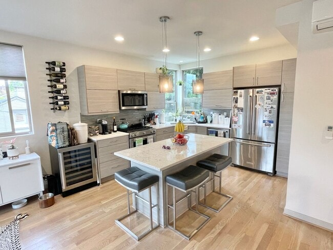 Building Photo - Sophisticated Greenwood Townhome with Views!