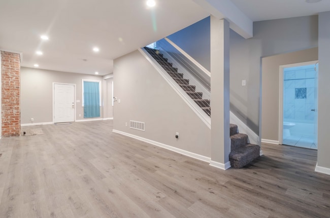 Building Photo - 3 bedroom 2 bath Single Home