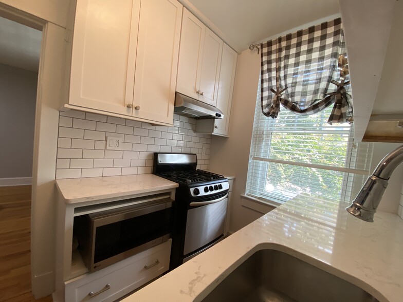 Kitchen - 2410 20th St NW
