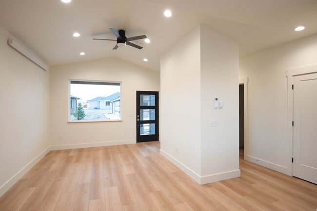 Building Photo - 1407 Windsor Dr