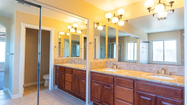 Building Photo - Huge Bay Front 3 Bed 2.5 Bath