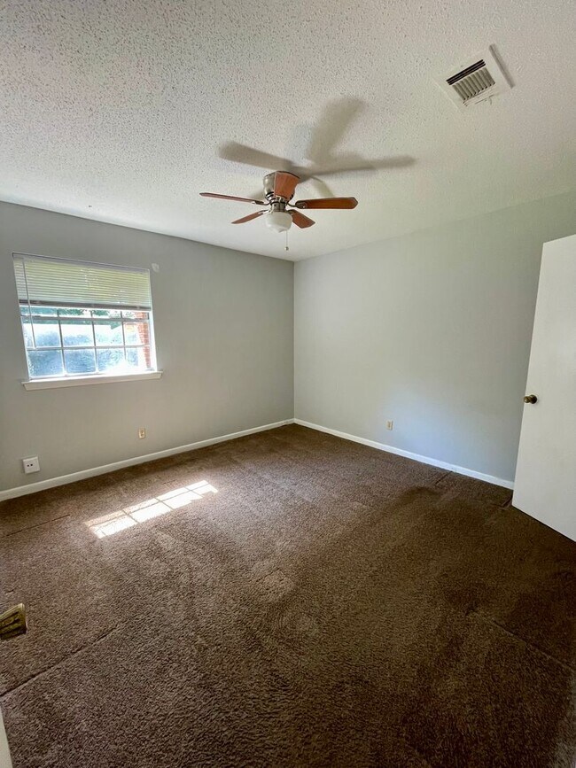 Building Photo - 29 E Laramie Dr