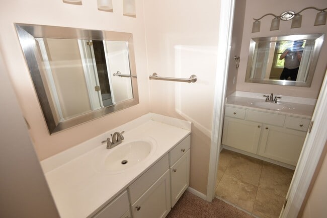 Building Photo - Updated Townhome in Larkspur Meadows