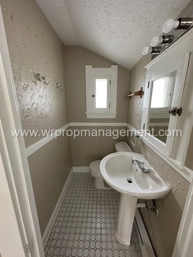 Building Photo - 3 Bed 1.5 Bath Home is West Toledo