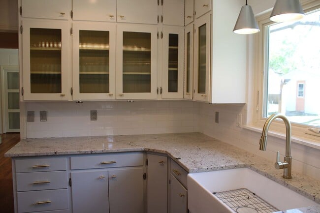 Building Photo - 2-BEDROOM IN TERRELL HILLS