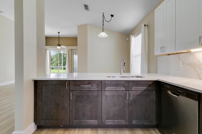 Building Photo - 726 SW Aruba Bay