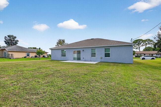 Building Photo - 657 NE Horizon Ln