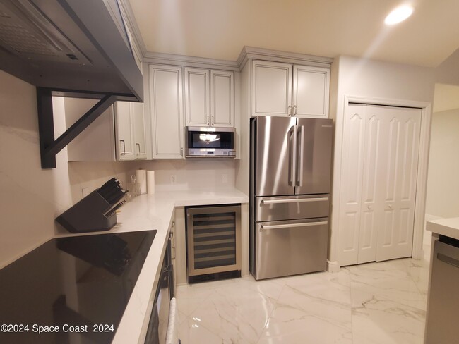 Building Photo - 601 N Miramar Ave