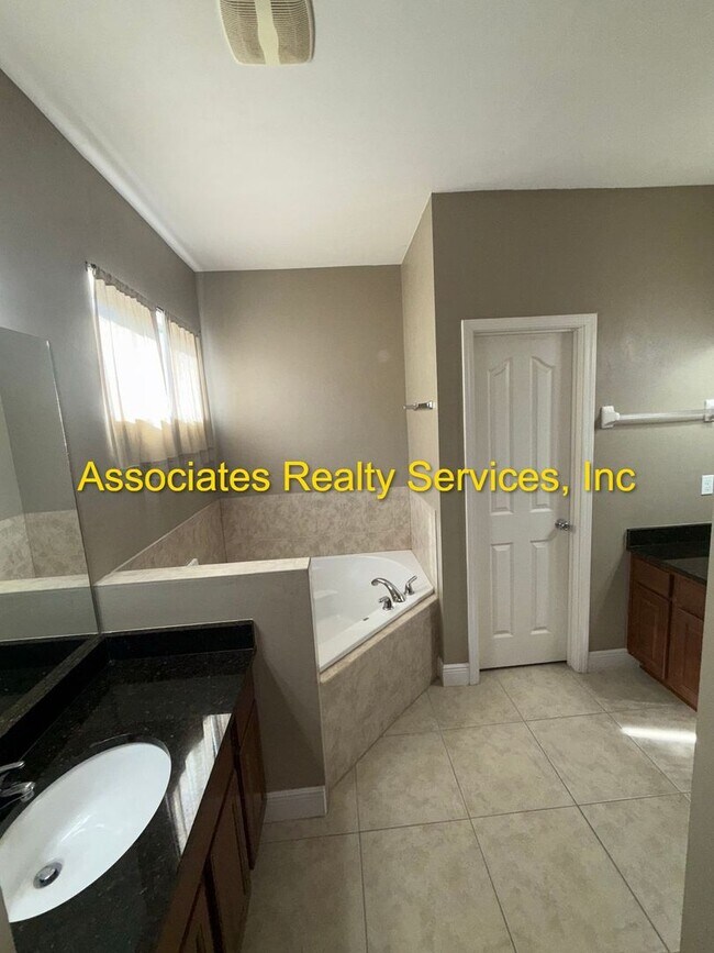 Building Photo - Willow Oak SW 3/2, a must see