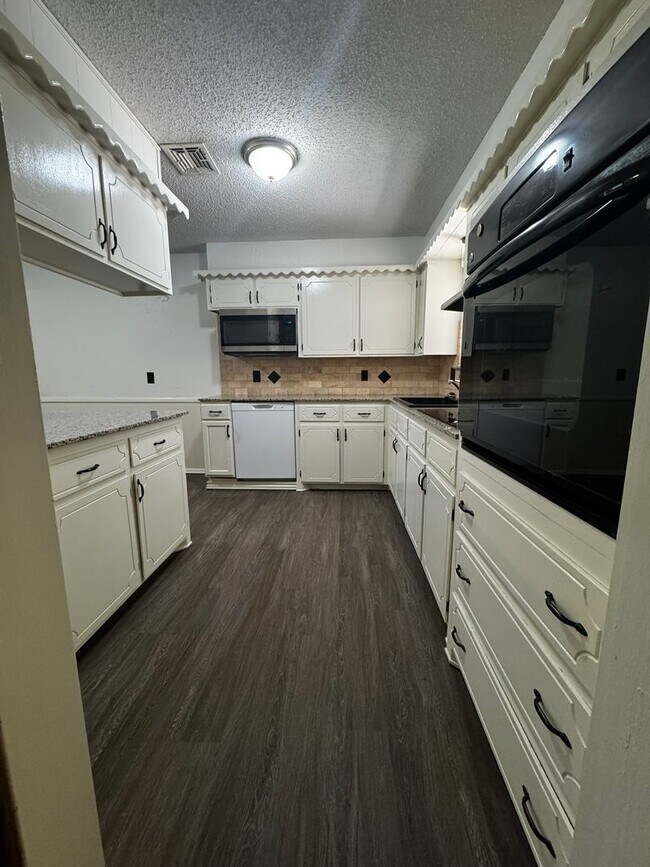 Building Photo - (3) Bed/(2) Bath with (2) Living Areas in MWC Avail NOW!