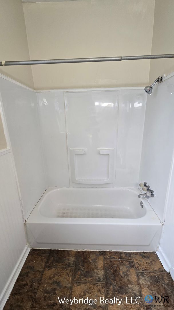 Building Photo - Bright & Spacious 3-Bedroom Home with Dining Room & Off-Street Parking -Mt. Healthy