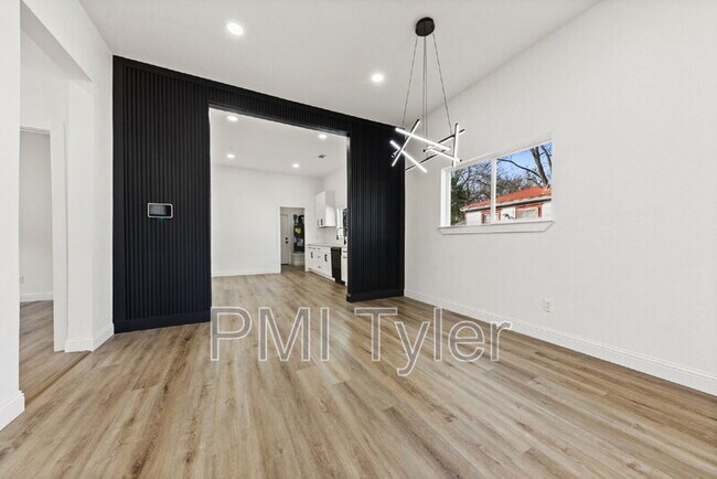 Building Photo - 1279 Bonham St
