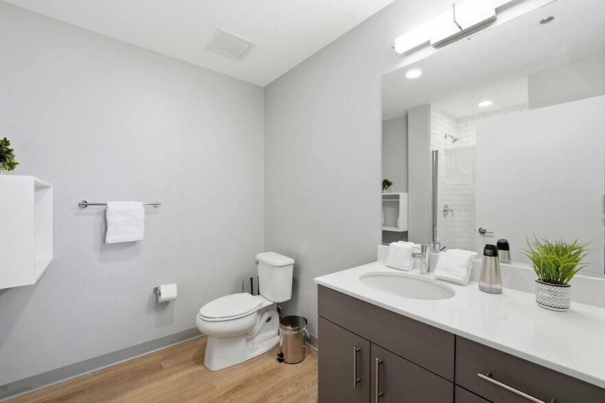 Building Photo - 853 W Blackhawk St