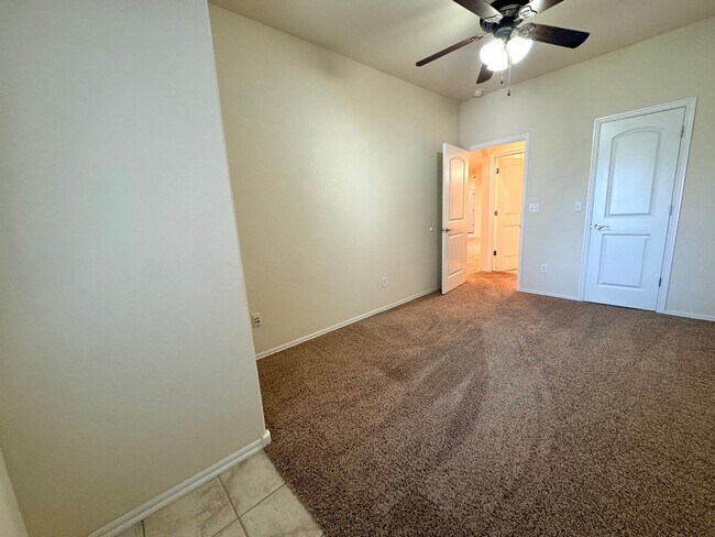Building Photo - Stunning 2 bedroom 2 bathroom townhome in ...