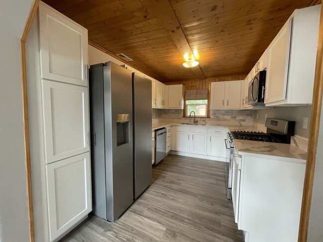 Building Photo - 3510 Lakeshore Dr