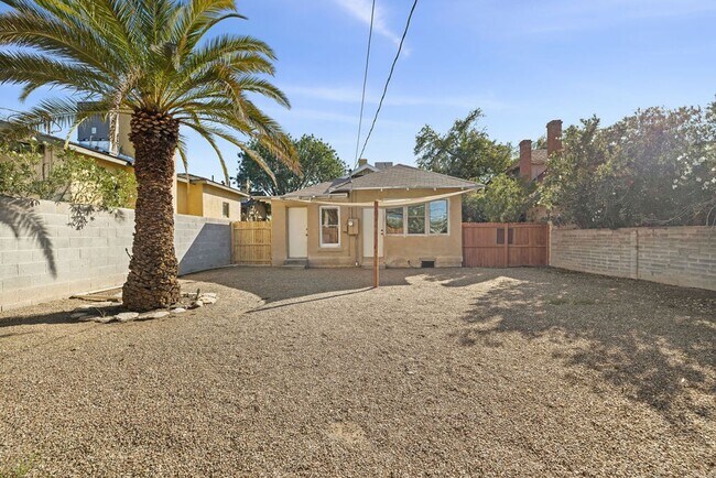 Building Photo - Vintage Bungalow Near University of Arizona