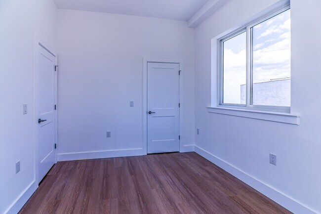 Building Photo - 137 E Cumberland St