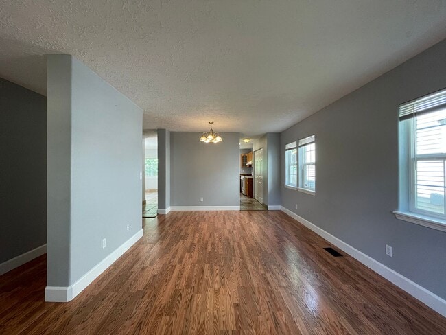 Building Photo - SE Home 3Bd/2.5Ba Home Close to the Willamette River off McLoughlin Blvd. 2 Car Garage and Washer...