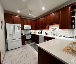 Building Photo - Beautiful Renovated and Furnished 2 bed/2 ...