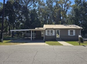 Building Photo - 2 Bed/1 Bath House