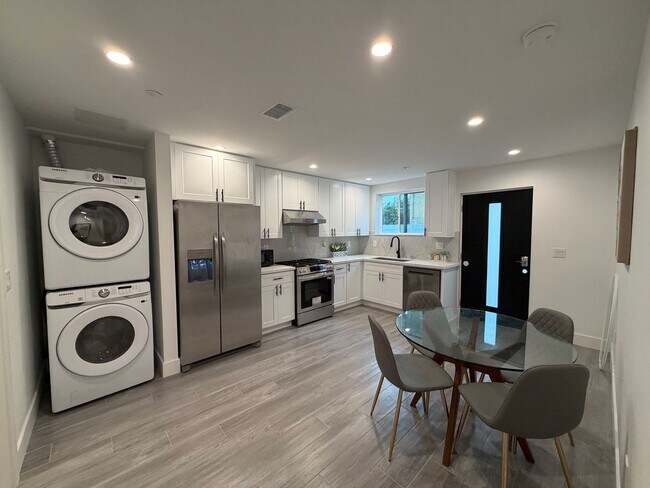 Building Photo - 3020 Normandie Ave