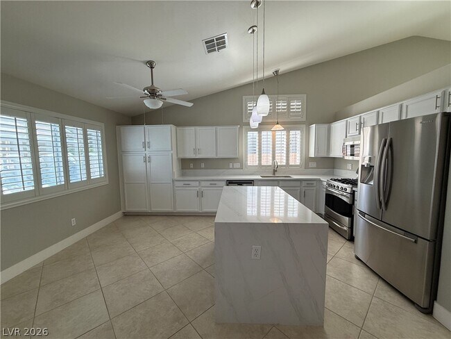 Building Photo - 694 Riverband Pl