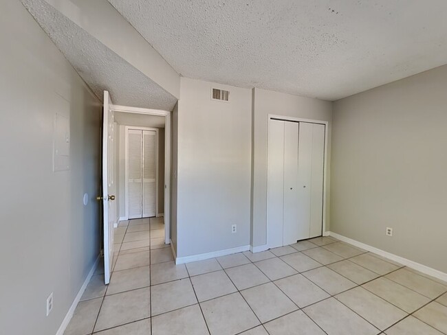 Building Photo - 2549 S Oak Ave