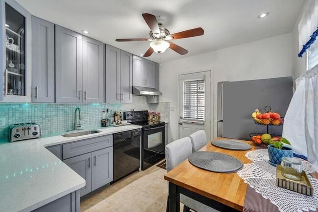 Building Photo - Don't miss out on this charming Syosset home!