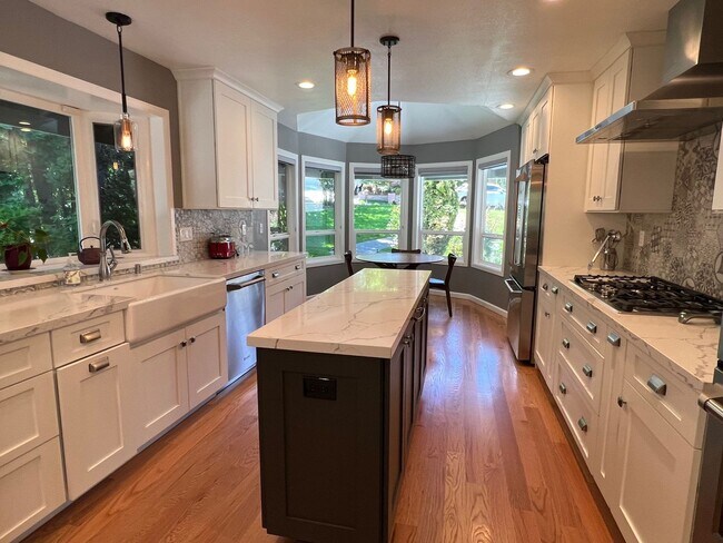 Building Photo - Gorgeous Lakeridge Shores Home Available Now