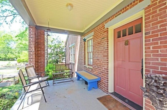 Building Photo - 412 Hilldale Dr