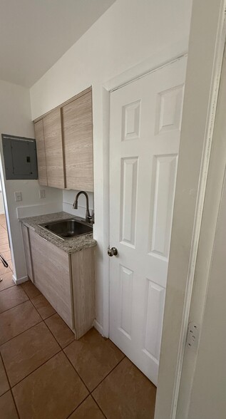 Building Photo - 1708 Lauderdale Manor Dr