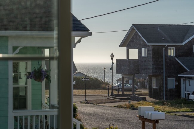 Building Photo - Beautiful Home in Nye Beach!