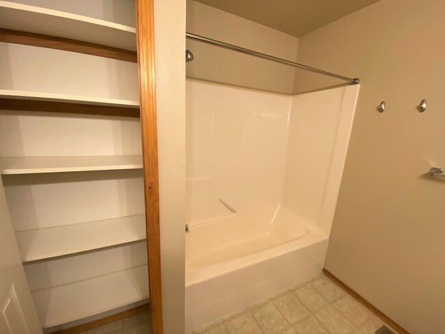 Building Photo - Spacious 3 Bedroom with Office - Fenced Lawn with Lawn Care Provided!