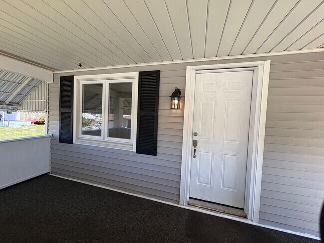 Building Photo - BEAUTIFULLY UPDATED 2 Bedroom / 1.5 Bath home in Penn Trafford School District