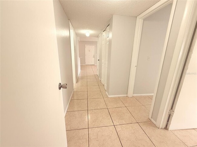 Building Photo - 910 Lake Destiny Rd