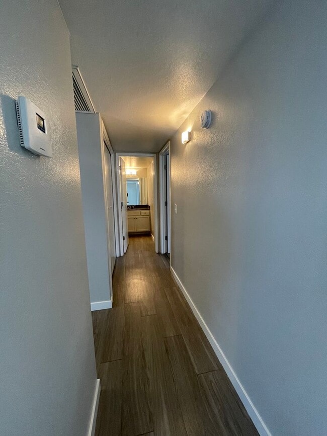 Building Photo - Lovely 2 Bedroom 2 Bath with Fireplace!