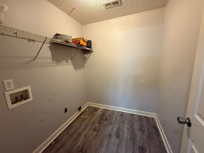 Building Photo - 4/2 Home Available Now!