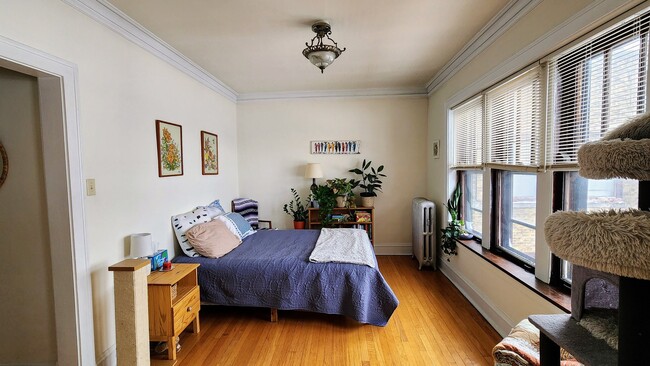 Building Photo - 1919 W Berteau Ave