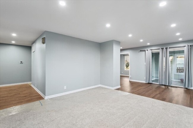 Building Photo - 809 Oakton Ave