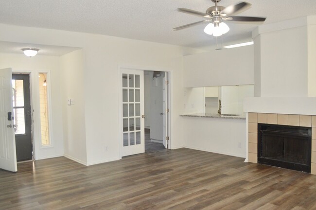 Building Photo - Charming 3 bed 2 bath with a converted gar...